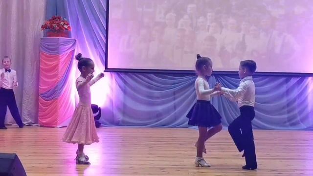 "Детская латина", клуб спортивных бальных танцев "Мири? смотреть онлайн