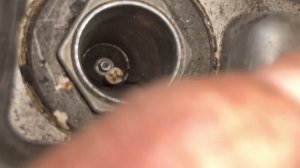 Как достать остаток резинки из свечного канала