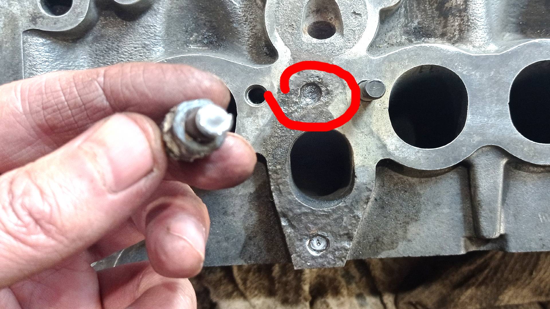 Как Выкрутить Сломанный Болт или Шпильку. Лайфхаки для Гаража! смотреть онлайн