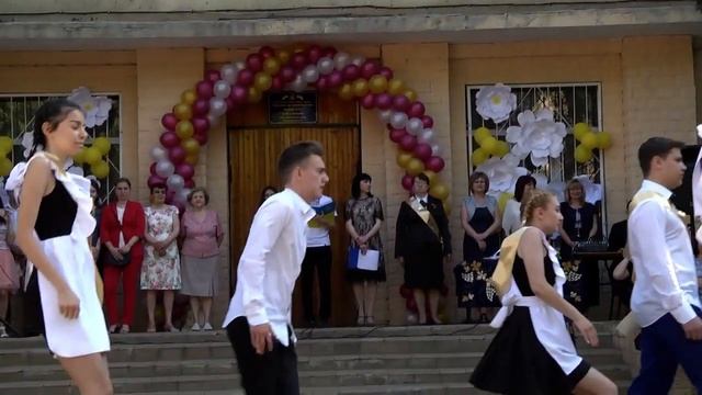 Танец выпускников(вальс+флешмоб) на последний звонок ?