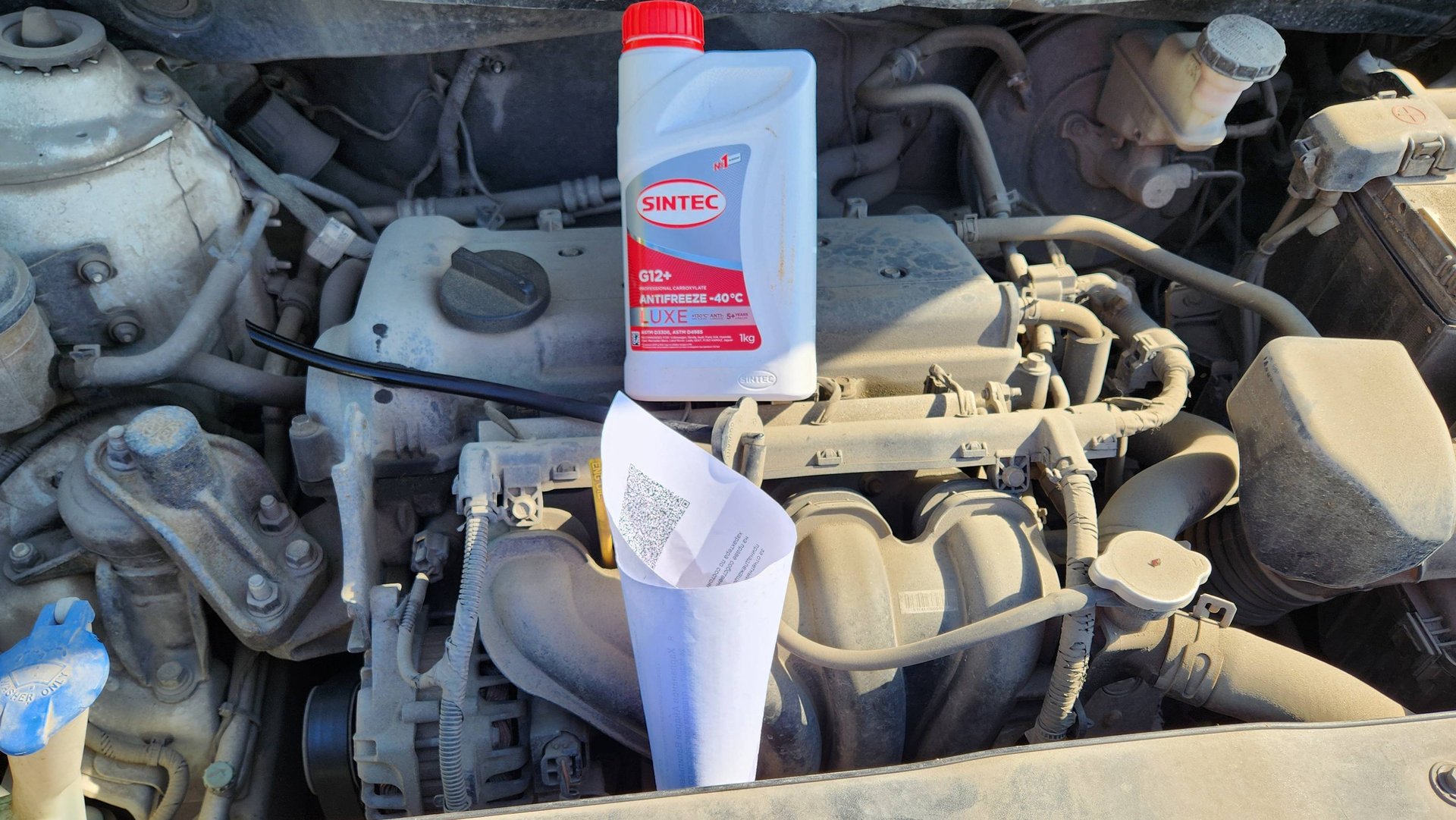 Как залить жидкости в двигатель автомобиля не пролив. Лайфхак смотреть онлайн