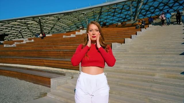 Поли танцует под музыку папа смотреть онлайн