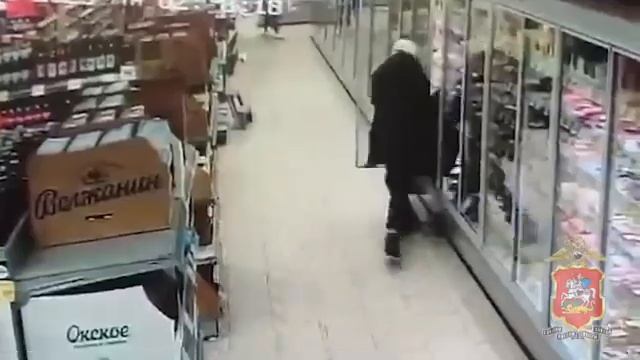 Пьяный мужчина с ножом напал на посетителей магазина ? смотреть онлайн