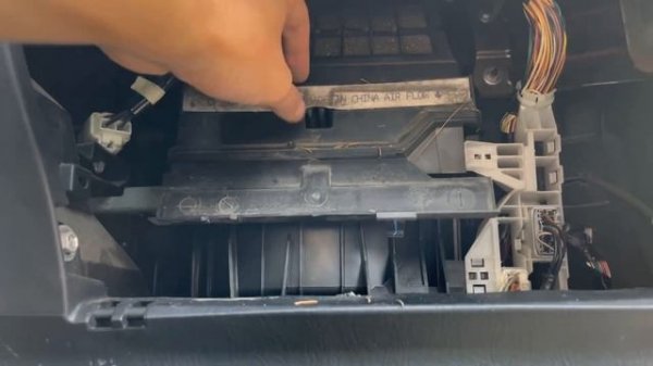 Pontiac Vibe / Toyota Matrix замена салонного фильтра