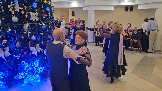 Медленный вальс в исполнении "РЕСПЕКТ 60+" Брест. Рождес смотреть онлайн