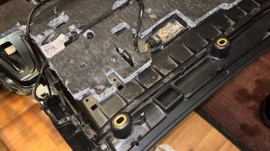 Как заменить бардачок и как снять CD-чейнджер и амортиз