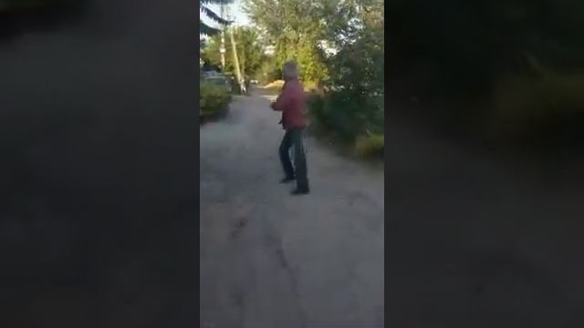 Агрессивная тварь с ножом угрожает подросткам (мат 18+)