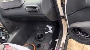 Ох@ренный автозвук в Niva Travel . Аудиосистема от Автостил?