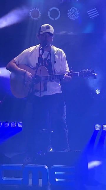 Парень круто поет в Экспоцентре в Москве. Выставка light 2024 смотреть онлайн