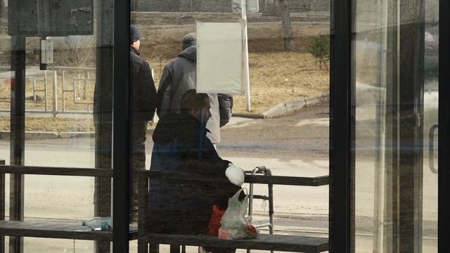 БЕЗДОМНЫЕ ОККУПИРОВАЛИ ТЕПЛЫЕ ОСТАНОВКИ В ЦЕНТРЕ ГОР?