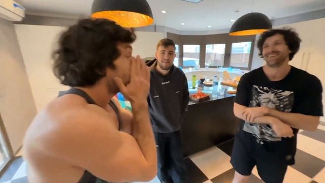 Злой, Мистер Бизнес и Братики в Испании. Обзор элитной смотреть онлайн