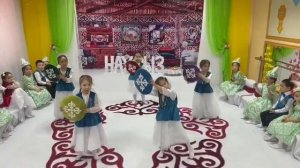 Дети танцуют Казахский танец к празднику Наурыз/ Тане?