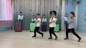 танец пилотов и стюардесс