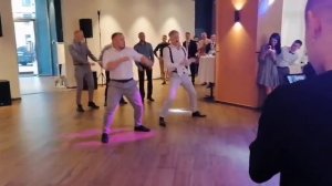 танец друзей жениха, подарок на свадьбу