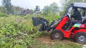 Погрузчик Волгодонец пересаживает деревьЯ