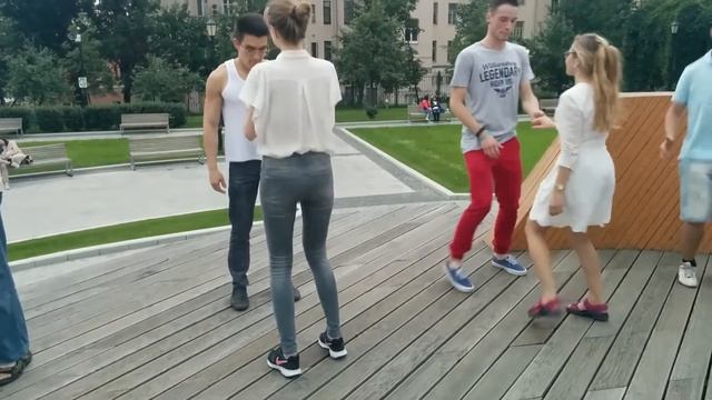 Бесплатная группа по буги-вуги в Саду Баумана: видео с смотреть онлайн