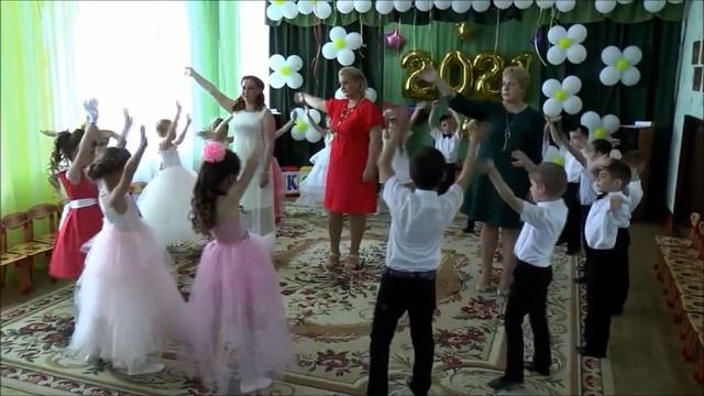 ПРОЩАЛЬНЫЙ ТАНЕЦ "КРУЖИТСЯ ПУСТЬ ВАЛЬС" (2021) смотреть онлайн