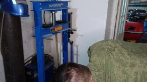 Течь сальника заднего моста ТЛК-100. Замена ступичного ?