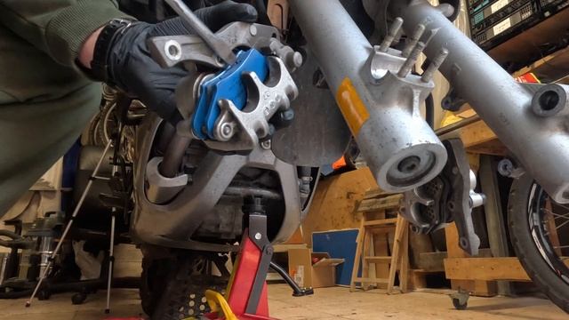 Заміна гальмівного диска , та гальмівних колодок . Honda T смотреть онлайн