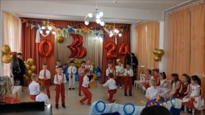 Танец мальчиков с саксофонами