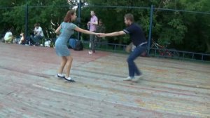Линди хоп в Москве: Начинающая группа в саду Баумана