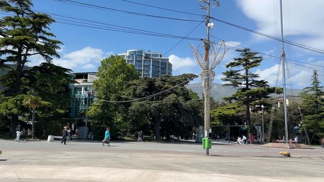 Ялта. Ворона, ставридки и юные рыбаки. Море штормит. Набережная. 17.05.2025. Крым. Crimea. Yalta. смотреть онлайн