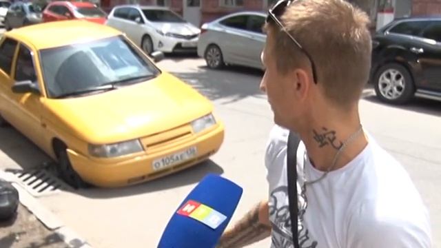 Автомобиль угодил в ливнёвку в центре Симферополя