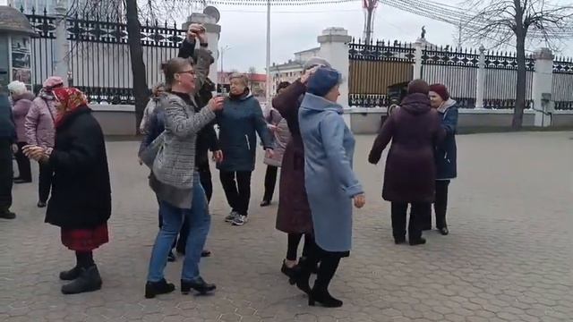 Танцы под гармонь в парке Гомеля.