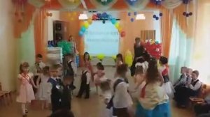 Танец выпускников с малышами