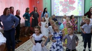 Флешмоб  «Детство - это я и ты» (танец детей с мамами)