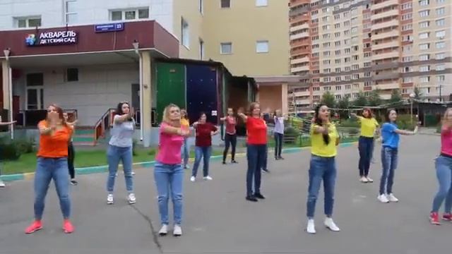 Танец под песню "Улыбайся" смотреть онлайн