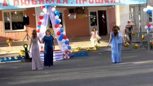 Танец выпускников и родителей на выпускном 11 класса в