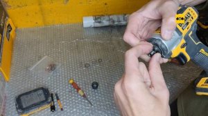 Ремонт импакта DeWALT DCF845 (выпадает бита, не держит шарик)