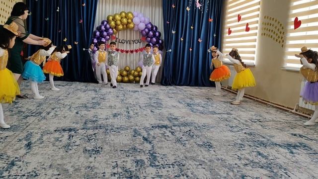 Танец "Сегодня праздник у девчат" смотреть онлайн