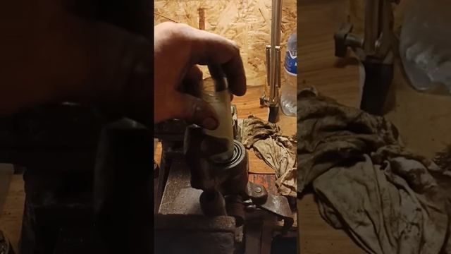 Как установить поршень в суппорт!