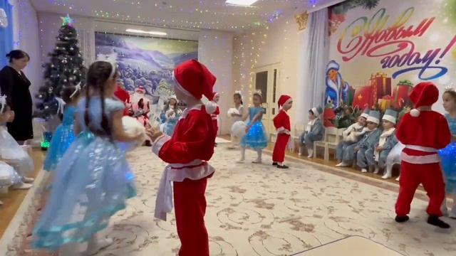 Задорный танец ,,Мандаринка,, в средней группе. смотреть онлайн