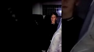 Дерзкий пацан оскорбляет полицейских!