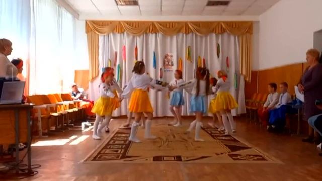 Легкий дитячий танець до Дня матері у школі смотреть онлайн