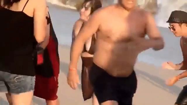 Все дельфины в ураган уплывают в океан 🐬 смотреть онлайн