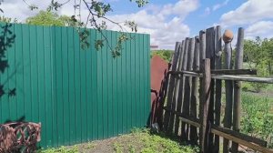 Сделали новый забор в огороде. Открыли перец и томаты.