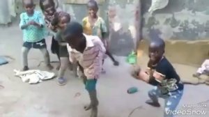 Красивый танцует африканские дети с таджикском музик?