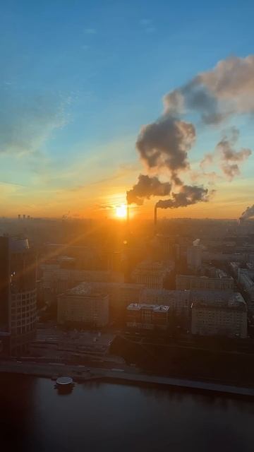 Москва Сити просыпается. Красивый рассвет. смотреть онлайн