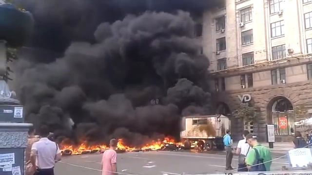 Майдан, горящие шины возле Проризной смотреть онлайн