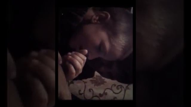 Реакция на две девушки и одна чаша :двух детей ржака смотреть онлайн