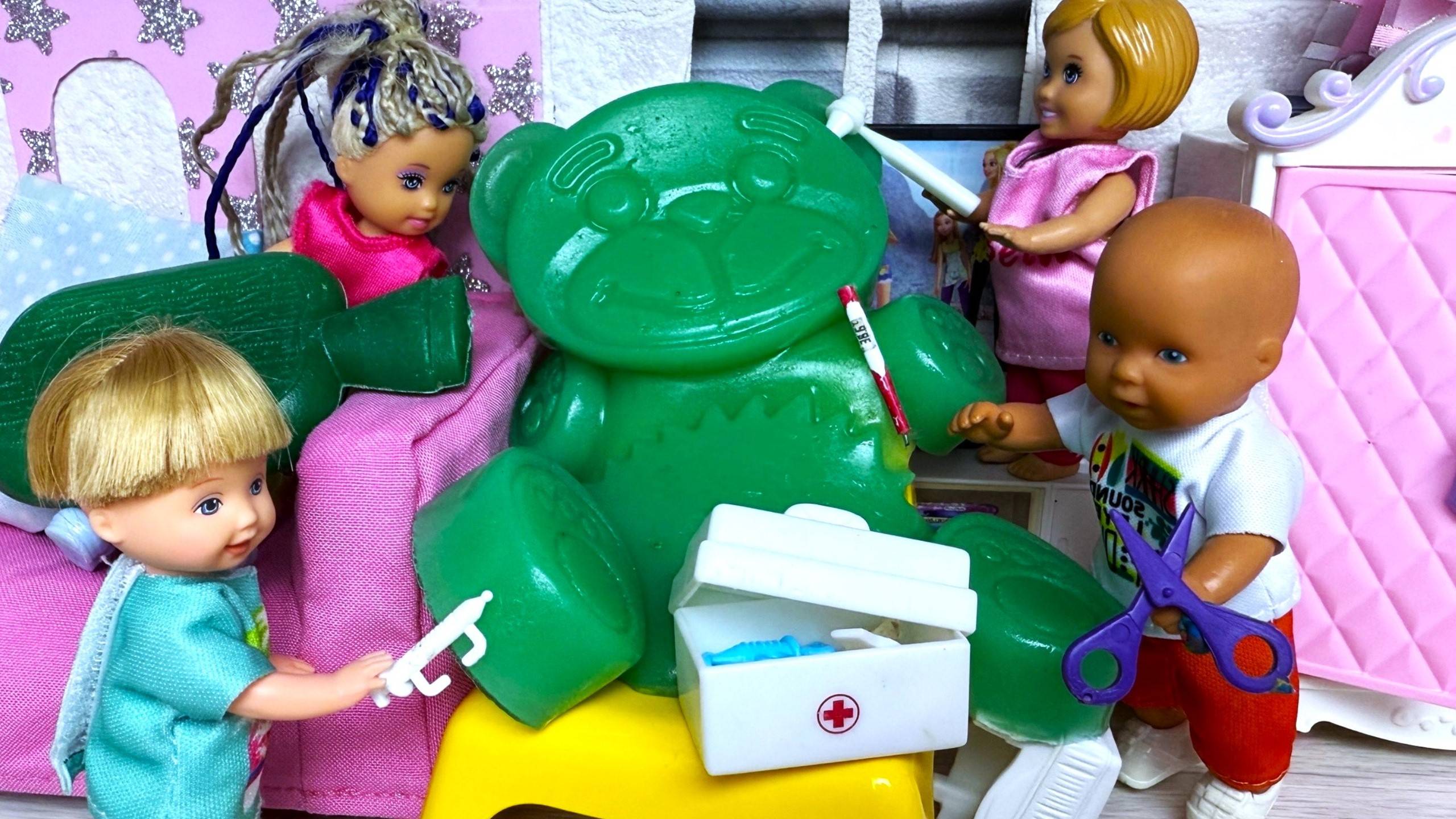 КАК ВЫЛЕЧИТЬ ЗЕЛЕНОГО МЕДВЕДЯ?😂💉 Катя и Макс веселая семейка! Барби куклы ЛОЛ истории ДАРИНЕЛКАТВ смотреть онлайн