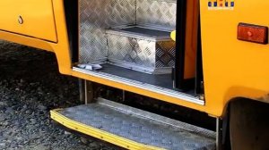 Школьный автобус идет в село