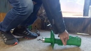 Как закачать газ в амортизатор. Своими руками.