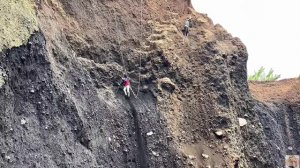 Строительство, шахтёры добывают песок со стен карьера