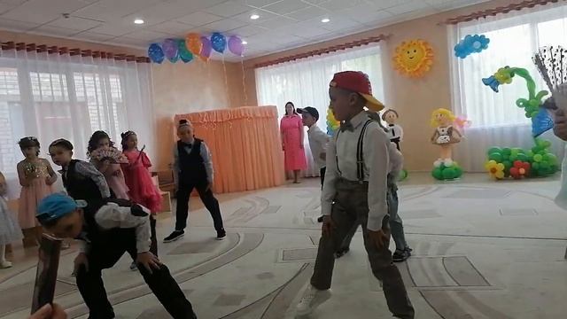 Танец "Менуэт и рэп" на Выпускном утреннике 2023 смотреть онлайн