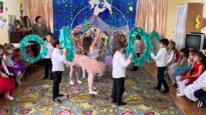 Красивый танец с обручами в детском саду